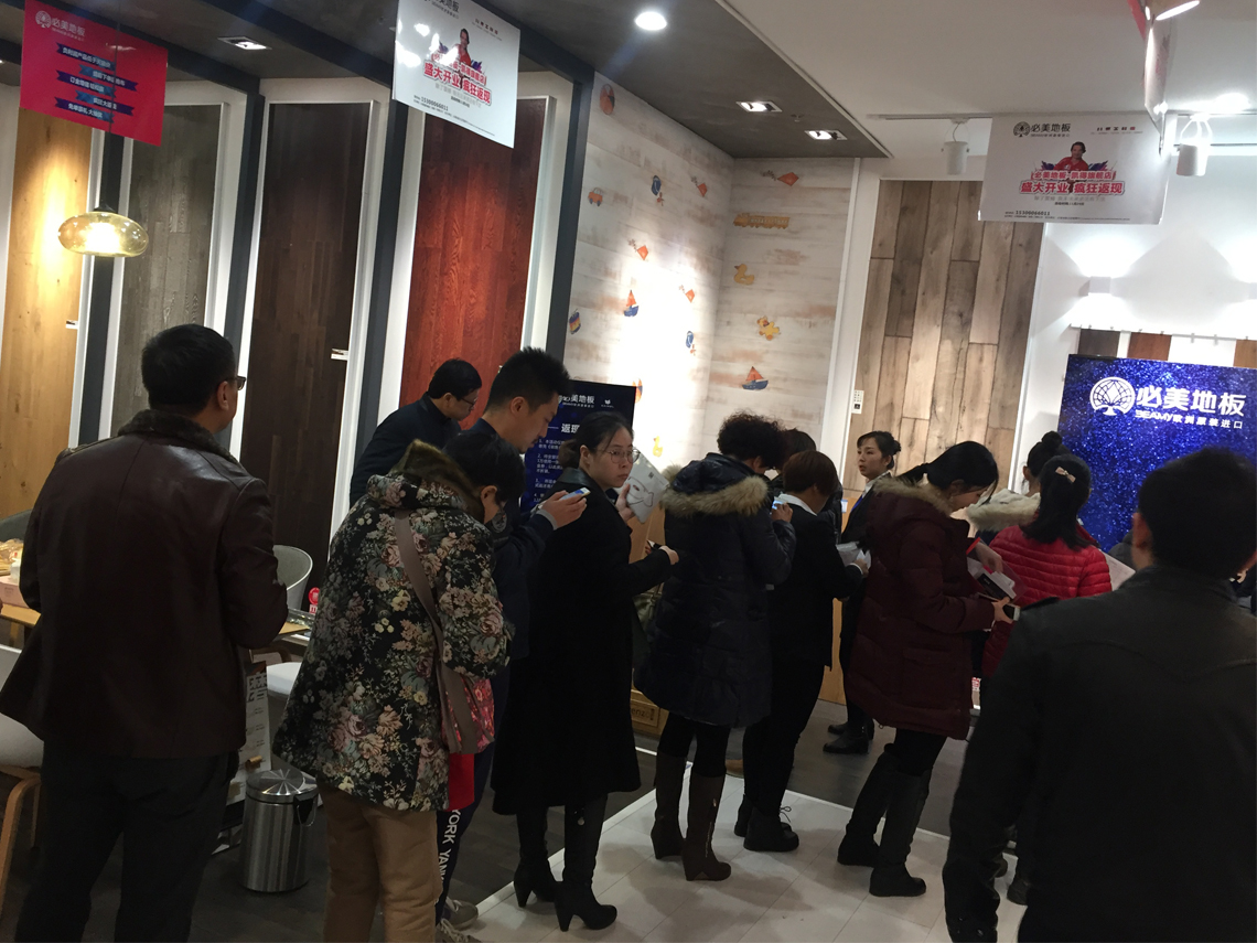 北京凱得旗艦店業主正在排隊搶單